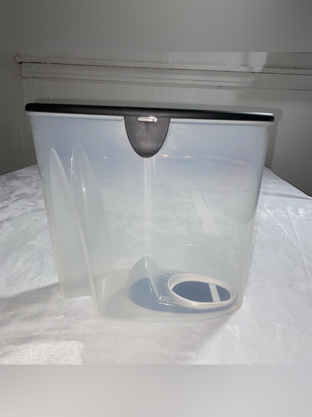 Tupperware 21 Cup FIFO-First In First Out cereal storage container w/Black Seal